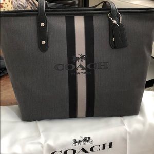 coach city zip tote with horse and carriage